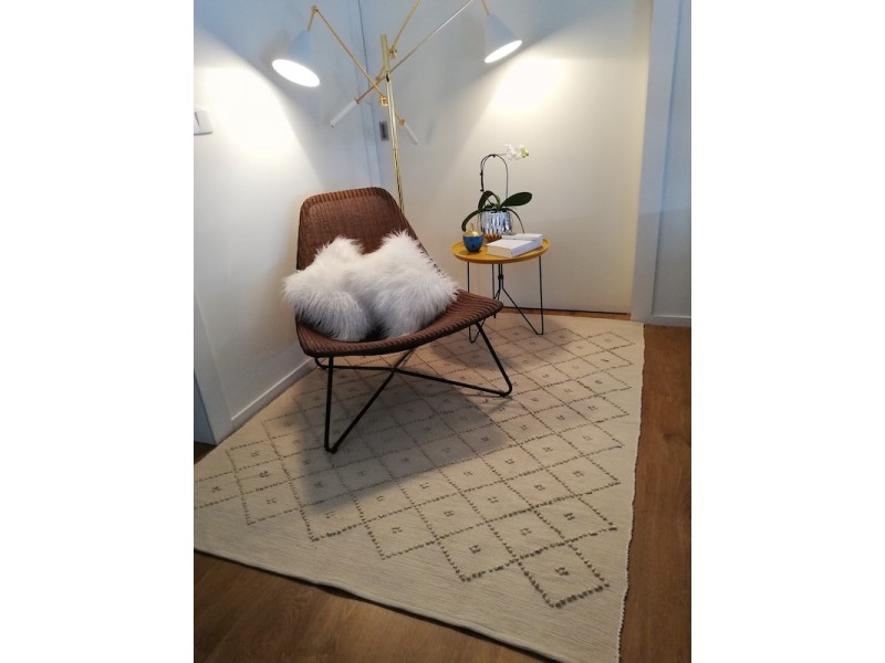 Tapete artesanal de puxados 150 x 200 cm cor leite com café 100% algodão (Estimado)